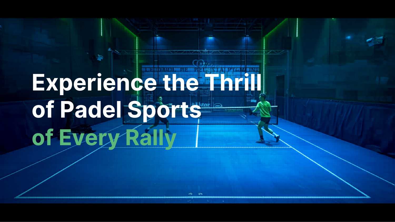 Spelers in een rally op een indoor padelbaan met een RacketCam-camera aan de wand
